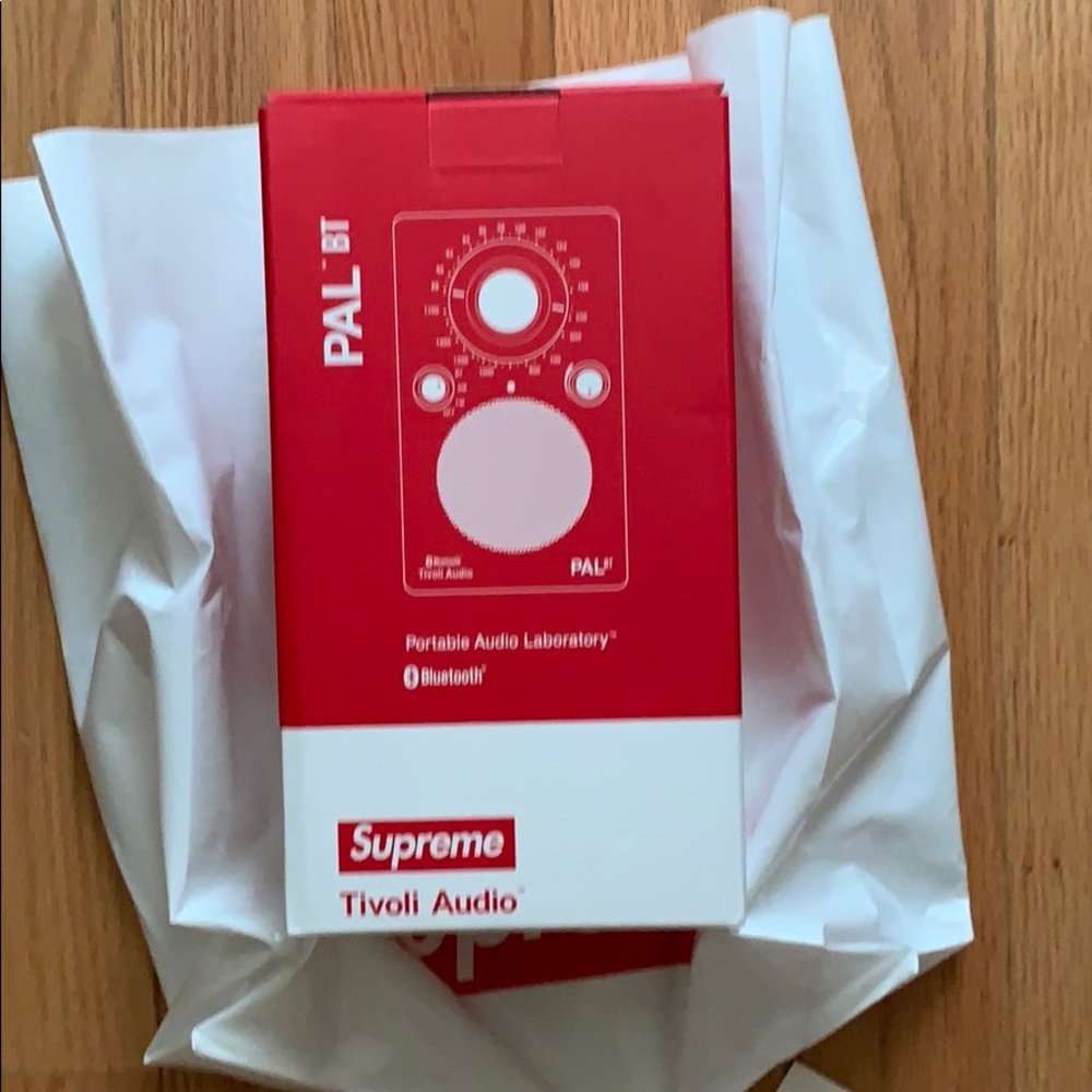 Supreme speakers Bluetooth
